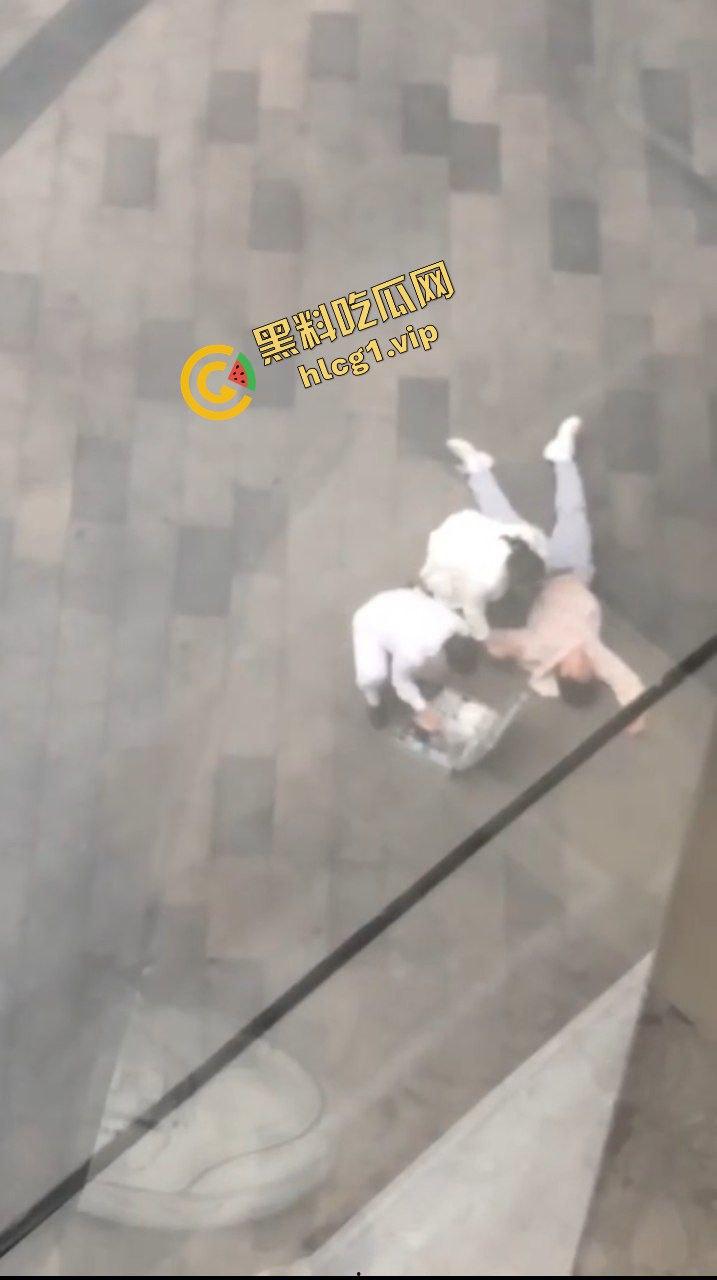 昆明 同德广场商场 15岁抑郁症男孩 因父母离异 从4楼一跃而下 跳楼自杀！  第4张