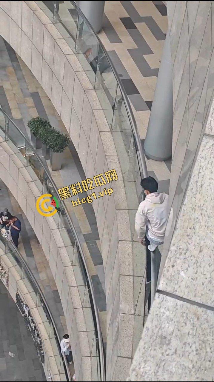 昆明 同德广场商场 15岁抑郁症男孩 因父母离异 从4楼一跃而下 跳楼自杀！  第5张