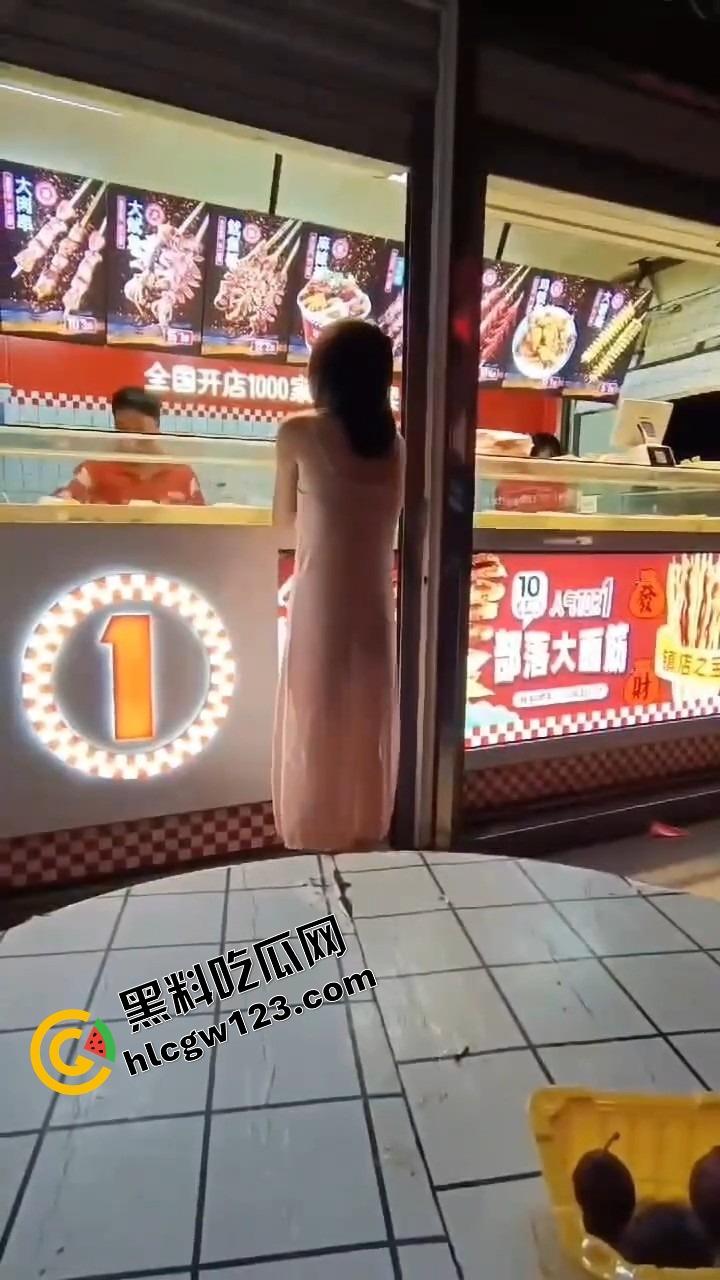 你相信光吗？郑州小婊深夜执行主人的羞耻任务，透明薄睡衣漏点出门，全程走光还舔着嘴说我好兴奋！  第8张