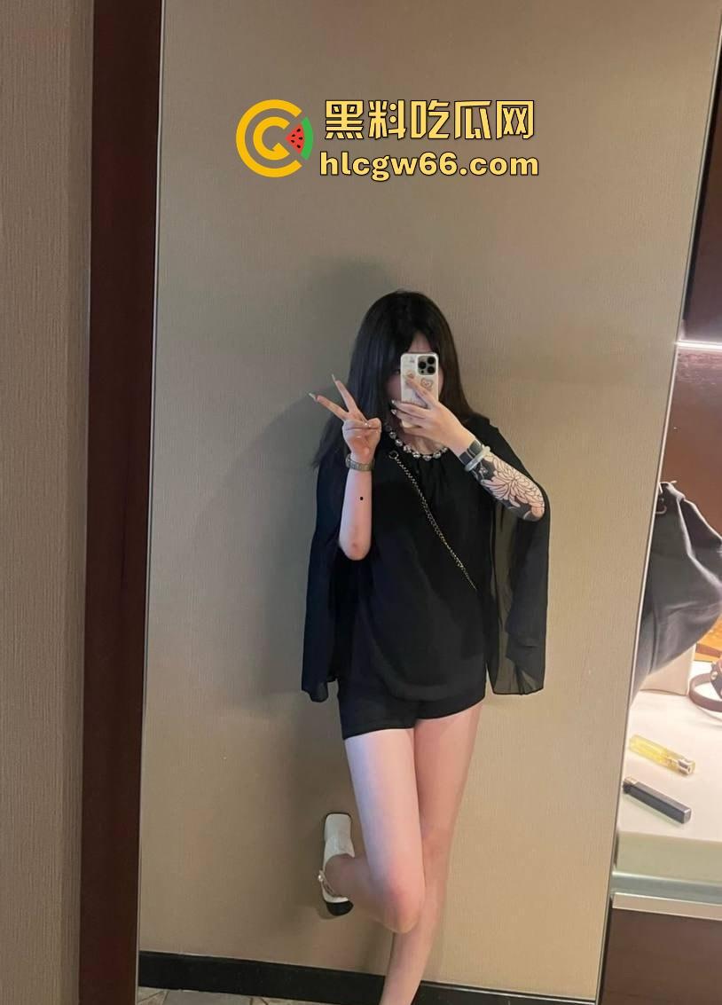 江西南昌交通学院【吴柯彤】与金主爸爸做爱视频泄密 花臂满背精神小妹 牵着狗链跪地舔屌 母狗范儿十足！  第3张