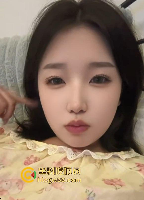 江西南昌交通学院【吴柯彤】与金主爸爸做爱视频泄密 花臂满背精神小妹 牵着狗链跪地舔屌 母狗范儿十足！  第4张