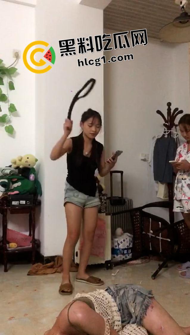 黄毛吊毛和精神小妹又被霸凌 打的身上没一块好的了  这些人是真的不怕打死人吗 第1张