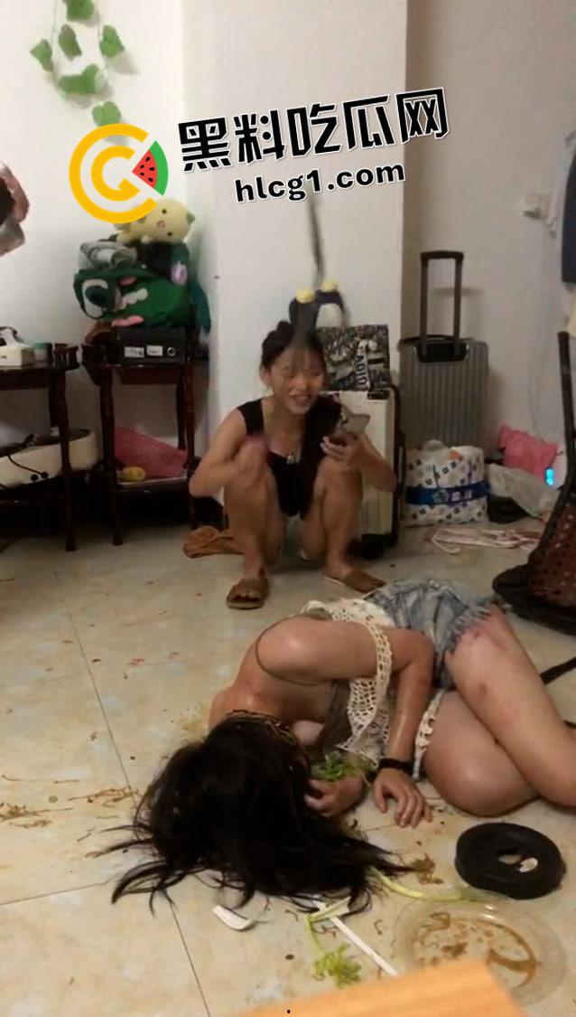 黄毛吊毛和精神小妹又被霸凌 打的身上没一块好的了  这些人是真的不怕打死人吗 第4张