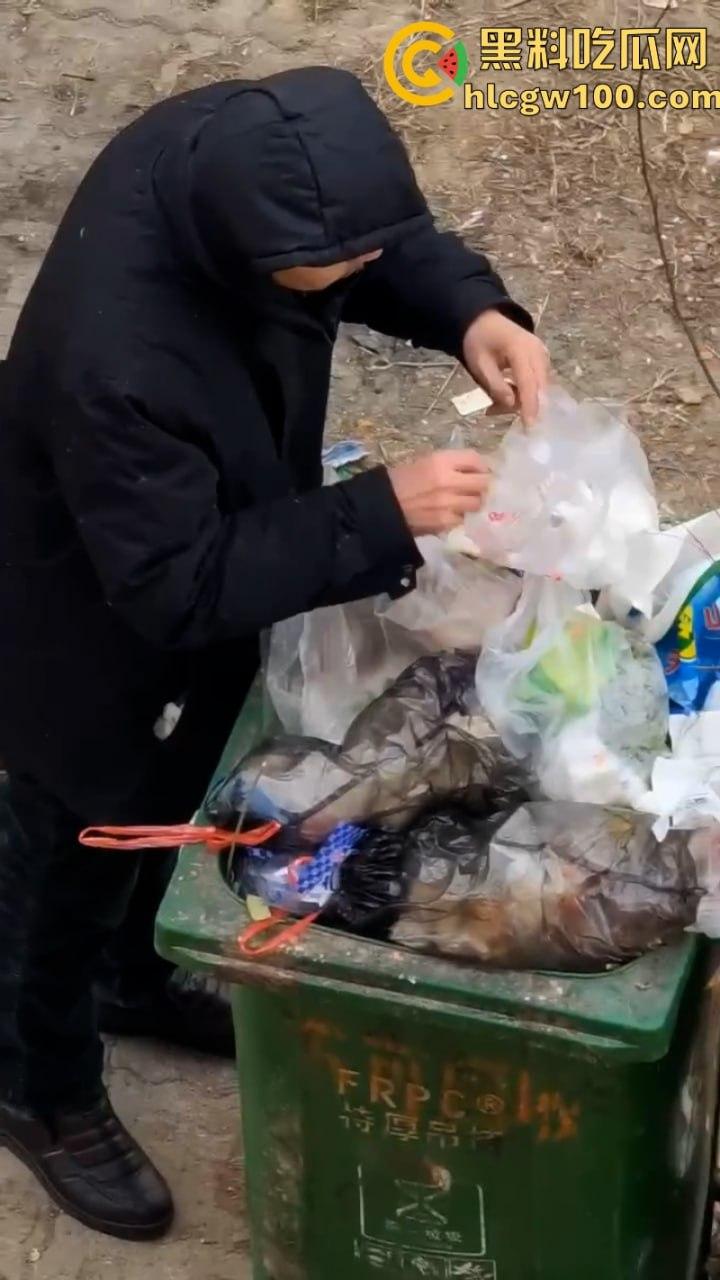 江西南昌变态男子于垃圾桶翻找女人带血卫生巾 并放到鼻尖嗅闻狂舔 重口程度令人反胃  第3张