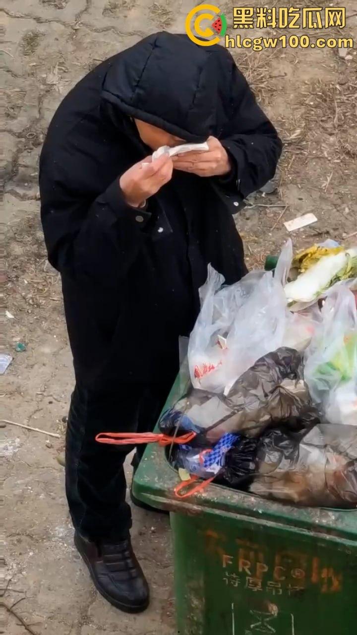 江西南昌变态男子于垃圾桶翻找女人带血卫生巾 并放到鼻尖嗅闻狂舔 重口程度令人反胃  第6张