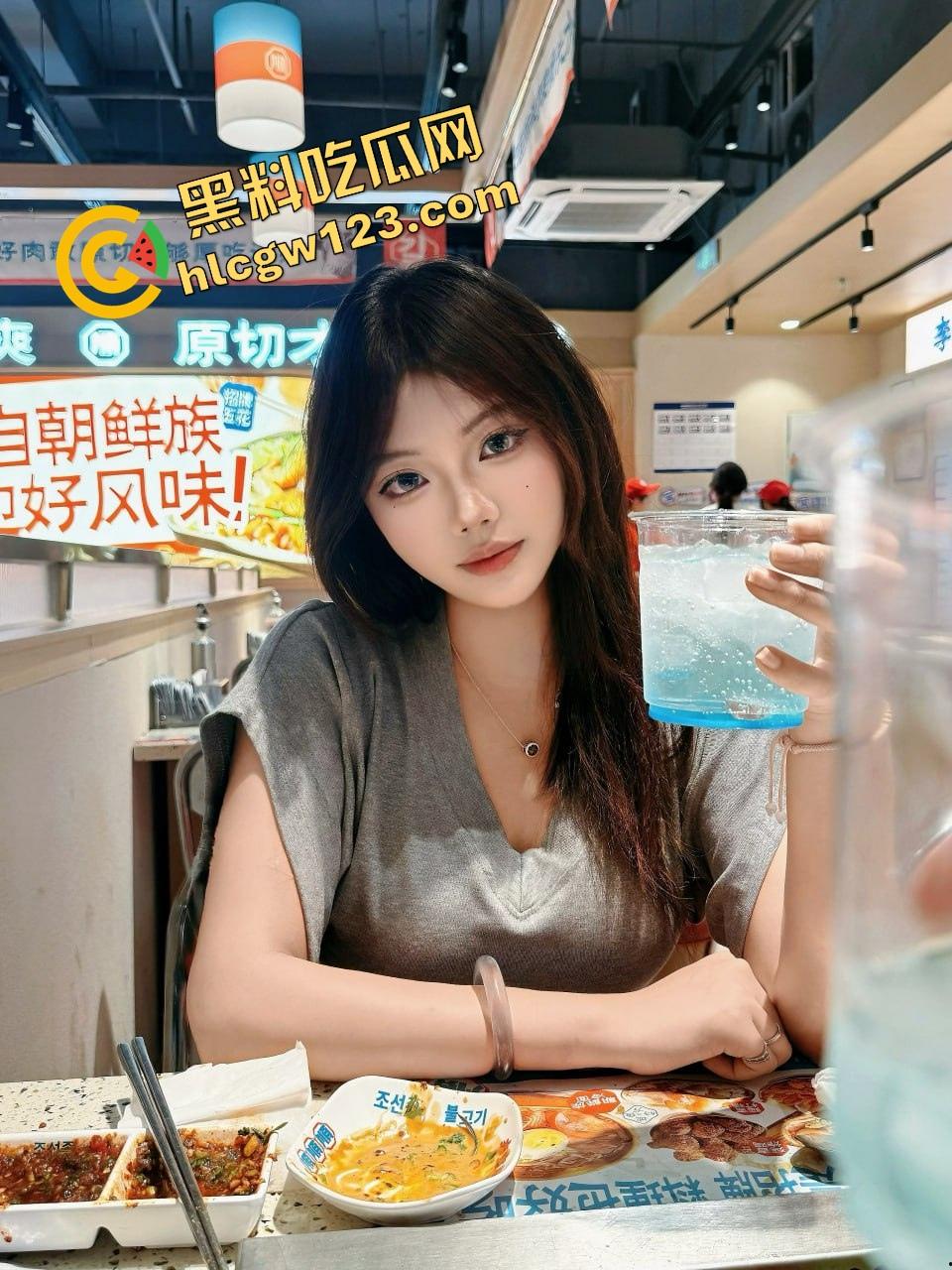 紧致干净的白虎逼，配上又肥又翘的大屁股，像是老天专门拿来装鸡巴用的，你说你忍得住？  第1张