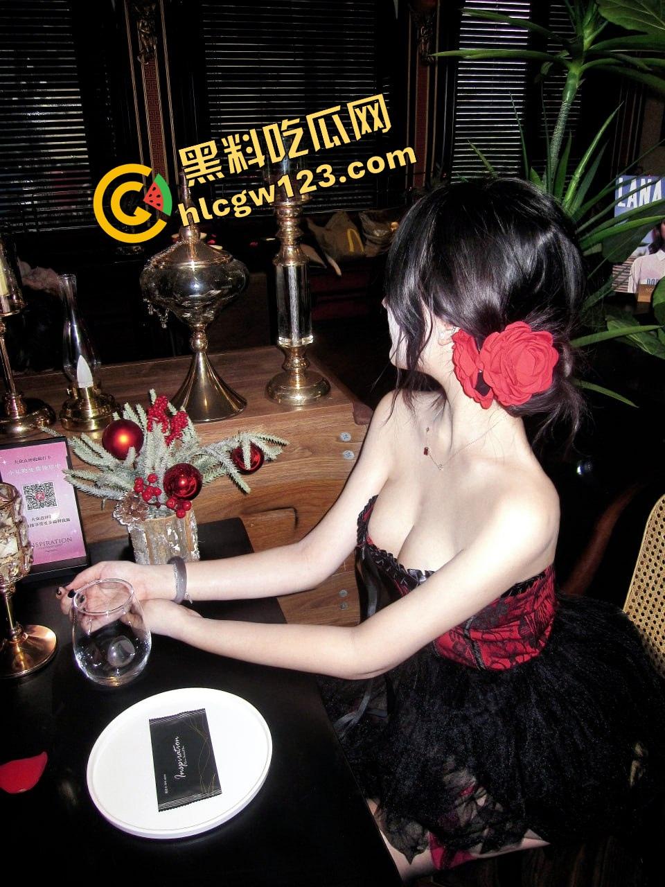 紧致干净的白虎逼，配上又肥又翘的大屁股，像是老天专门拿来装鸡巴用的，你说你忍得住？  第2张