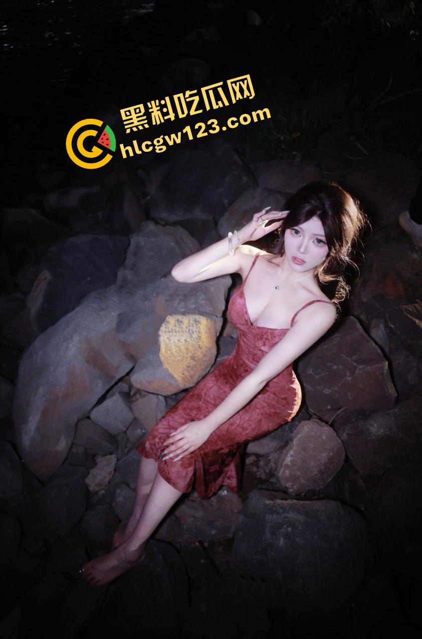 紧致干净的白虎逼，配上又肥又翘的大屁股，像是老天专门拿来装鸡巴用的，你说你忍得住？  第3张