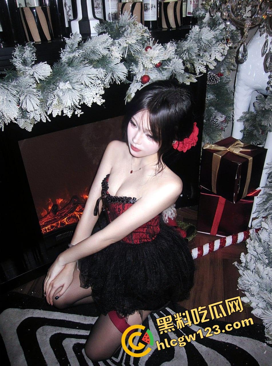 紧致干净的白虎逼，配上又肥又翘的大屁股，像是老天专门拿来装鸡巴用的，你说你忍得住？  第4张