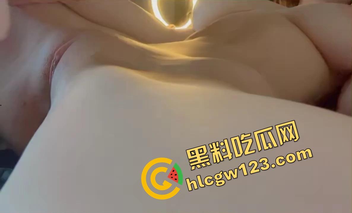 紧致干净的白虎逼，配上又肥又翘的大屁股，像是老天专门拿来装鸡巴用的，你说你忍得住？  第6张