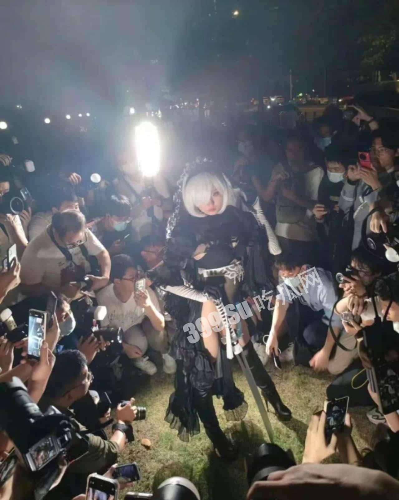 #吃瓜  #广州 #萤火虫漫展 一coser直接不穿内裤引发一大群摄影师拍照 附正面视频 第4张