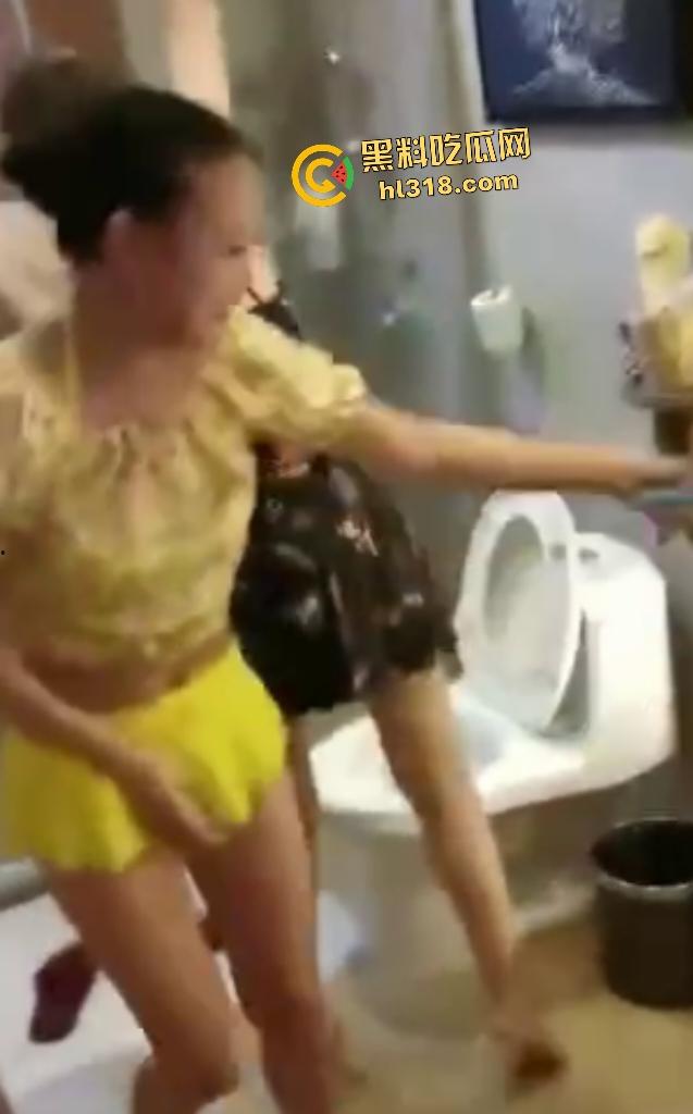 老熟女酒店集体去浴室调戏男性朋友，强拉浴室门看光，还疯狂嘲笑鸡鸡太小没欲望！  第3张