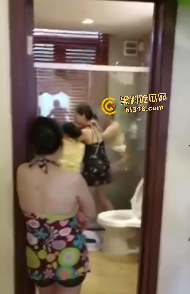 老熟女酒店集体去浴室调戏男性朋友，强拉浴室门看光，还疯狂嘲笑鸡鸡太小没欲望！  第5张