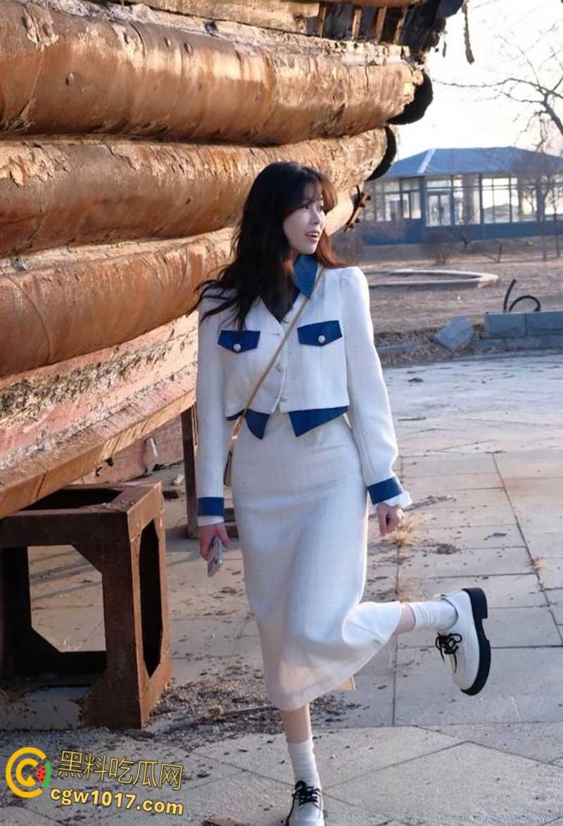 青岛新婚少妇【罗薇薇】老公出差刚走，约炮前男友家中情趣性爱，看着婚纱照操黑丝人妻，玩的不是一般的花！  第1张