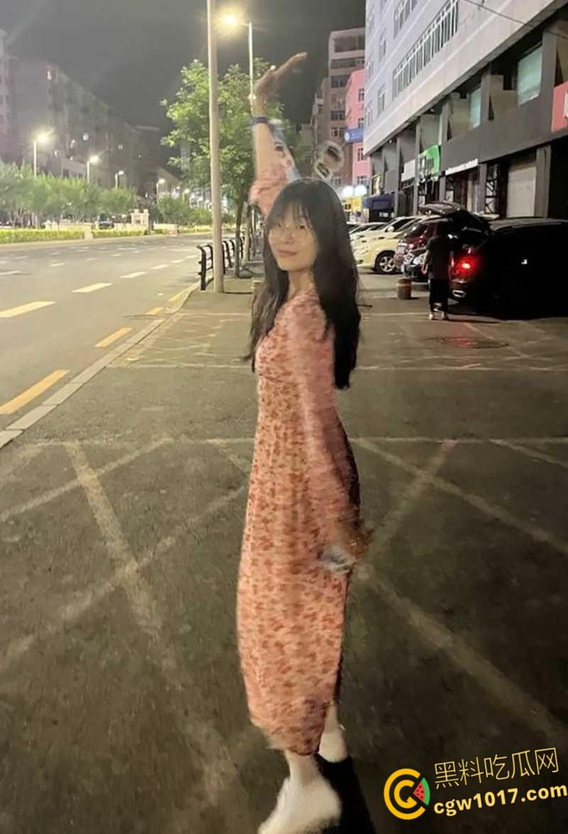 青岛新婚少妇【罗薇薇】老公出差刚走，约炮前男友家中情趣性爱，看着婚纱照操黑丝人妻，玩的不是一般的花！  第2张