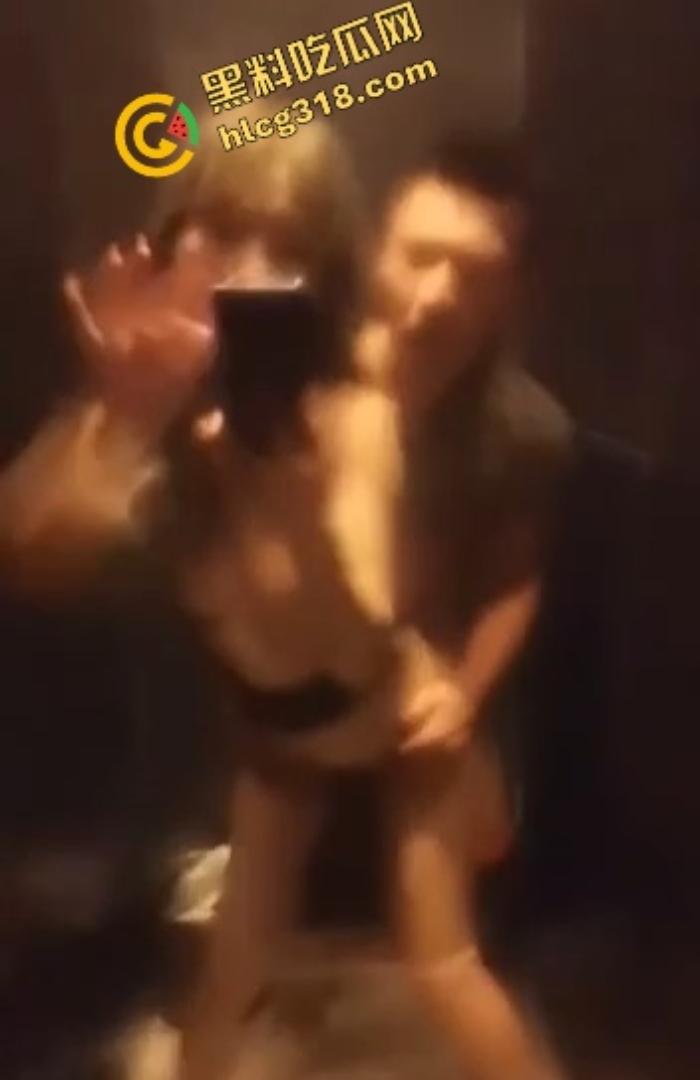 800块摸逼唱歌打炮一条龙，徐州KTV小姐笑嘻嘻进厕所夹着精出来，厕所快餐速战速决真划算！  第6张