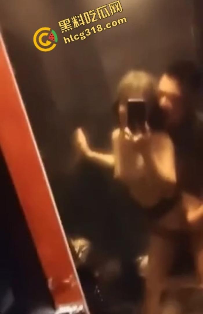 800块摸逼唱歌打炮一条龙，徐州KTV小姐笑嘻嘻进厕所夹着精出来，厕所快餐速战速决真划算！  第7张