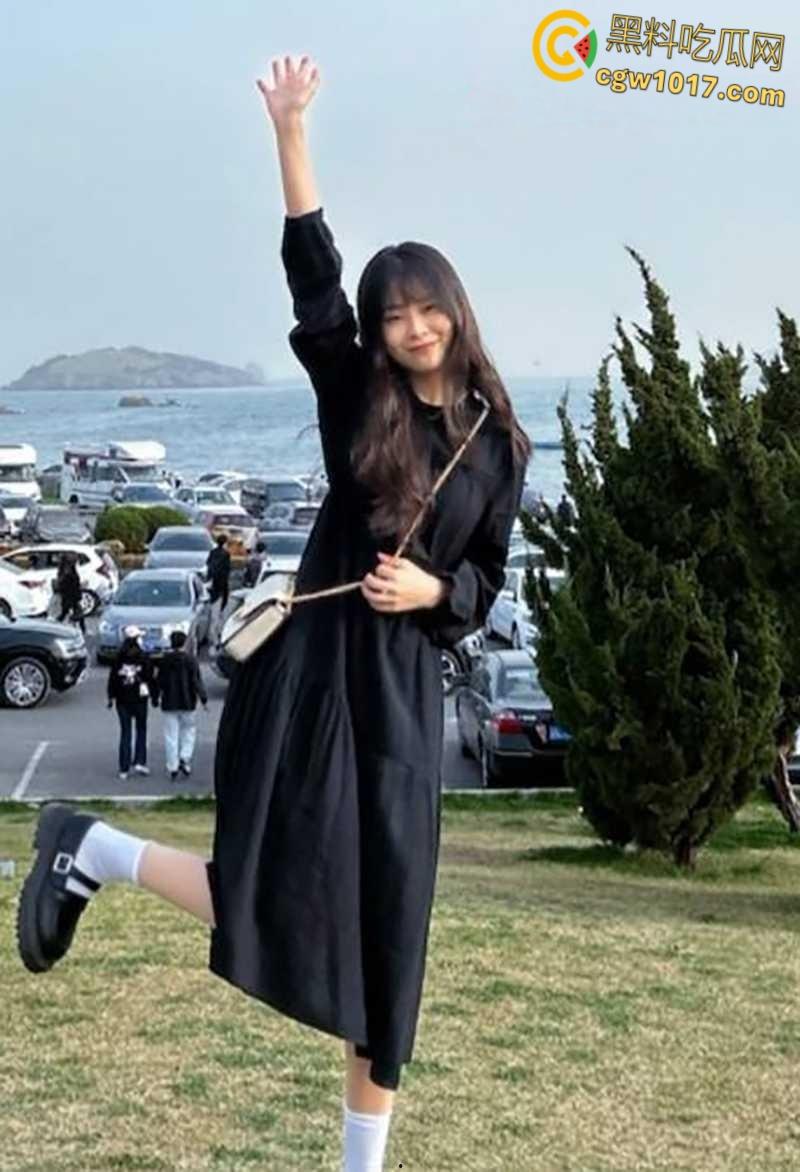 青岛新婚少妇【罗薇薇】老公出差刚走，约炮前男友家中情趣性爱，看着婚纱照操黑丝人妻，玩的不是一般的花！  第3张