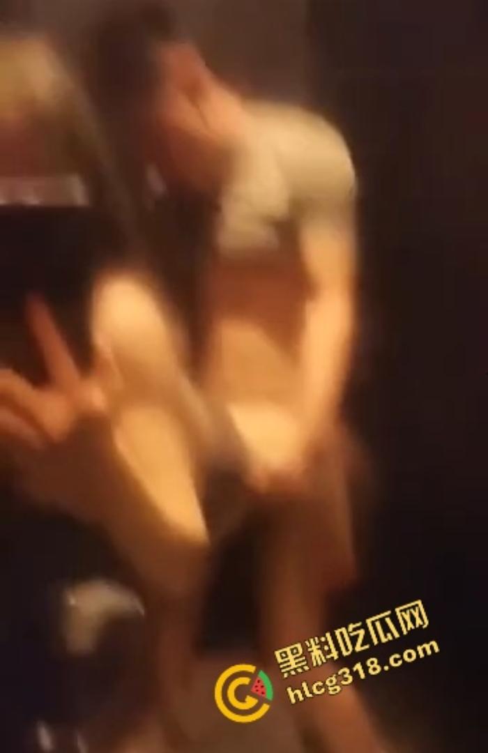 800块摸逼唱歌打炮一条龙，徐州KTV小姐笑嘻嘻进厕所夹着精出来，厕所快餐速战速决真划算！  第8张