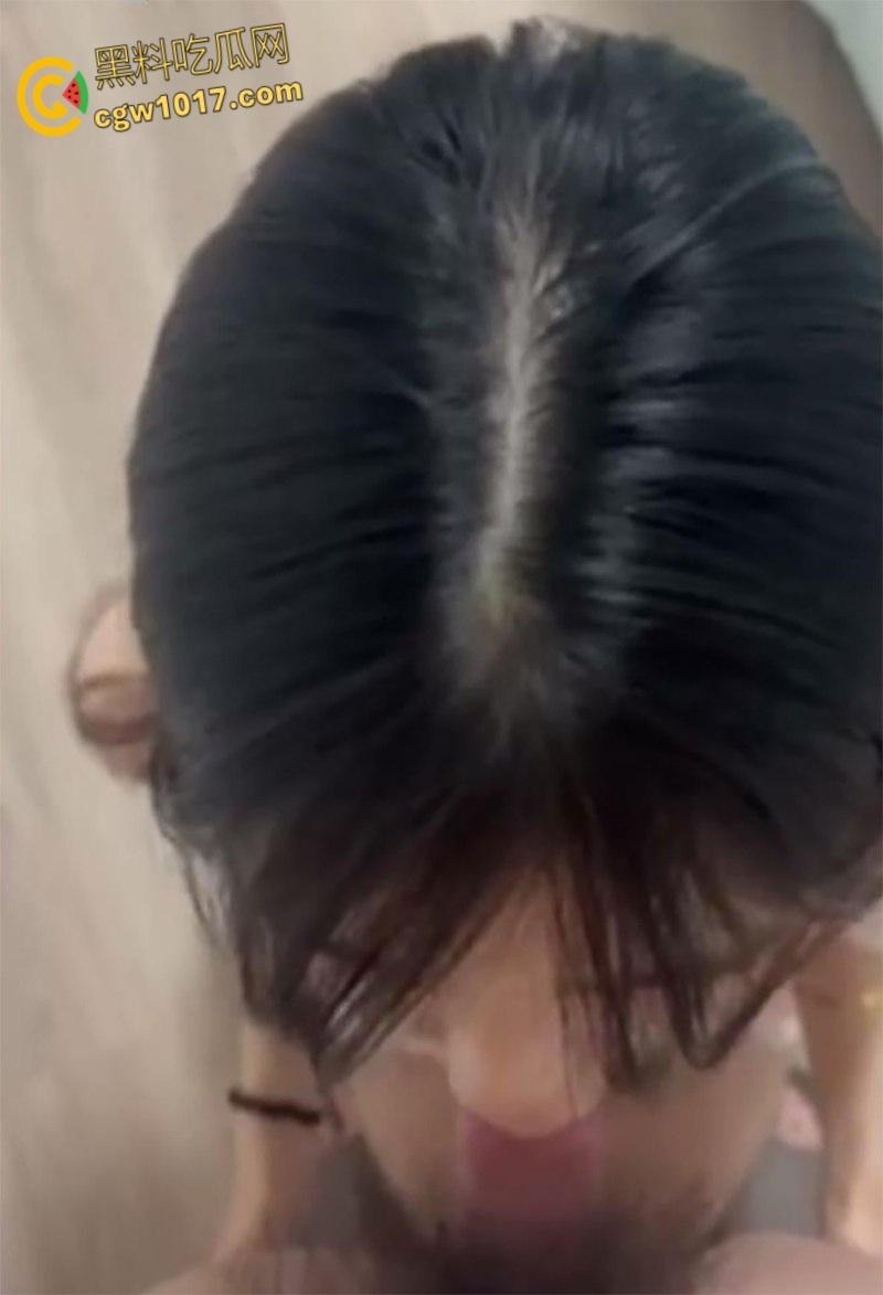 青岛新婚少妇【罗薇薇】老公出差刚走，约炮前男友家中情趣性爱，看着婚纱照操黑丝人妻，玩的不是一般的花！  第6张