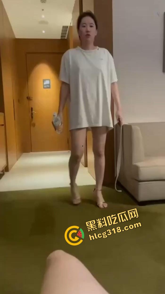 一声令下就张嘴，她跪着舔完全程不敢抬头，我才明白舔狗活该当沸羊羊，兄弟别再当沸羊羊了当主人才爽！  第1张