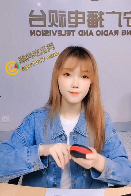 辽宁电台主播【晚晚】没穿内裤在麦前狂野！私密视频曝光，语音自慰，蝴蝶穴淫水横流，欲仙欲死！  第7张