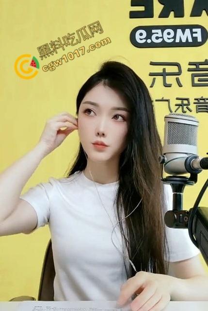 辽宁电台主播【晚晚】没穿内裤在麦前狂野！私密视频曝光，语音自慰，蝴蝶穴淫水横流，欲仙欲死！  第8张