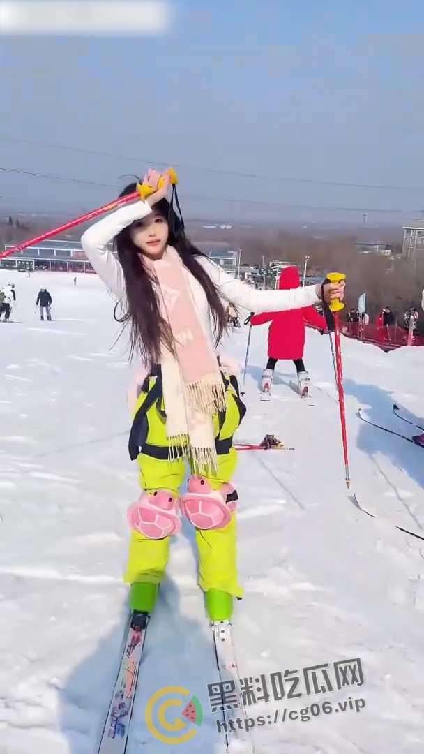 抖音网红【梁嘉怡凉不了】榜一大哥爆操现场画面流出 高高在上的网红女神被草出猪叫  第3张