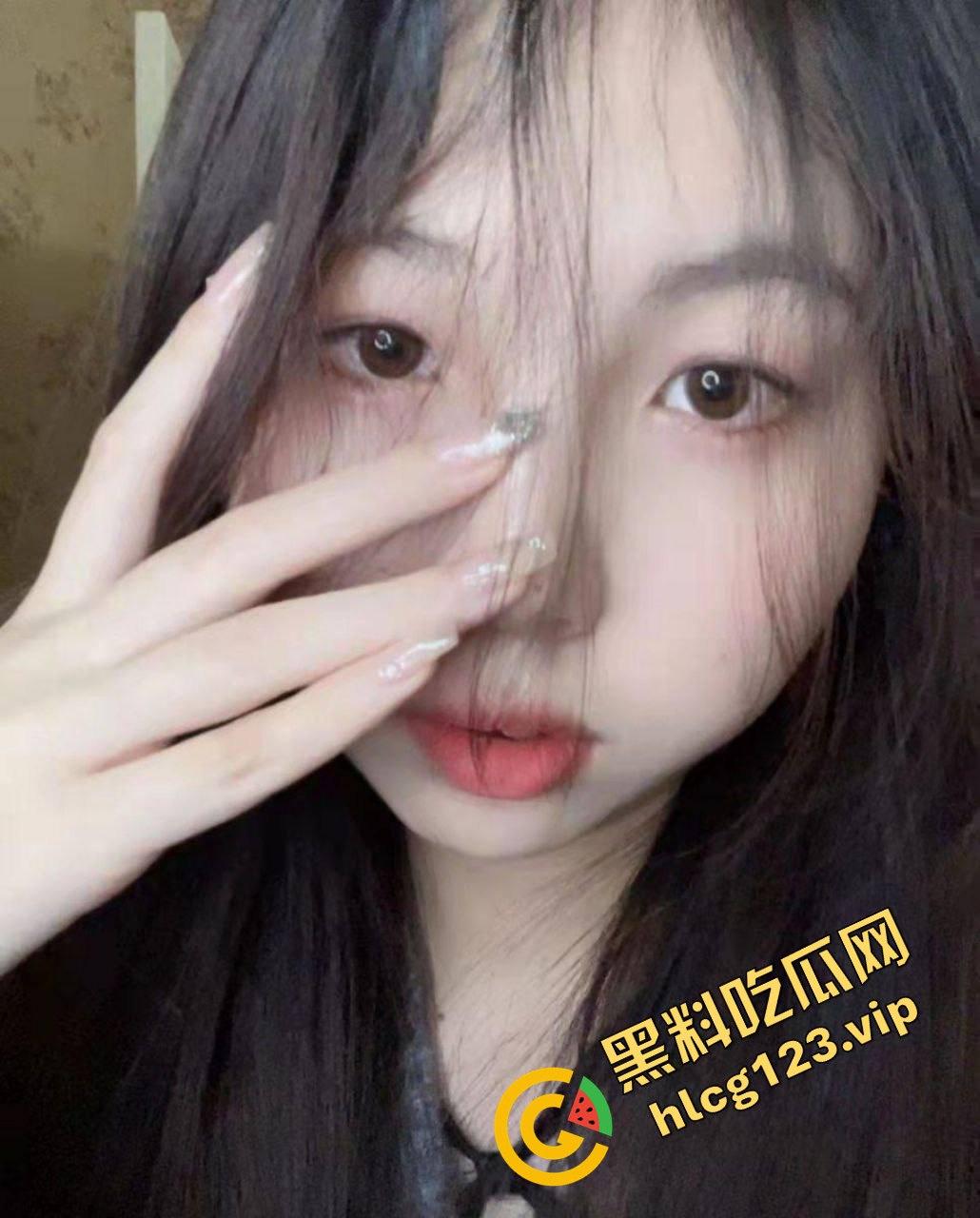 武汉会计学院20岁学生妹蜜桃臀摆拍自慰！粉嫩小骚逼让人欲罢不能！  第1张