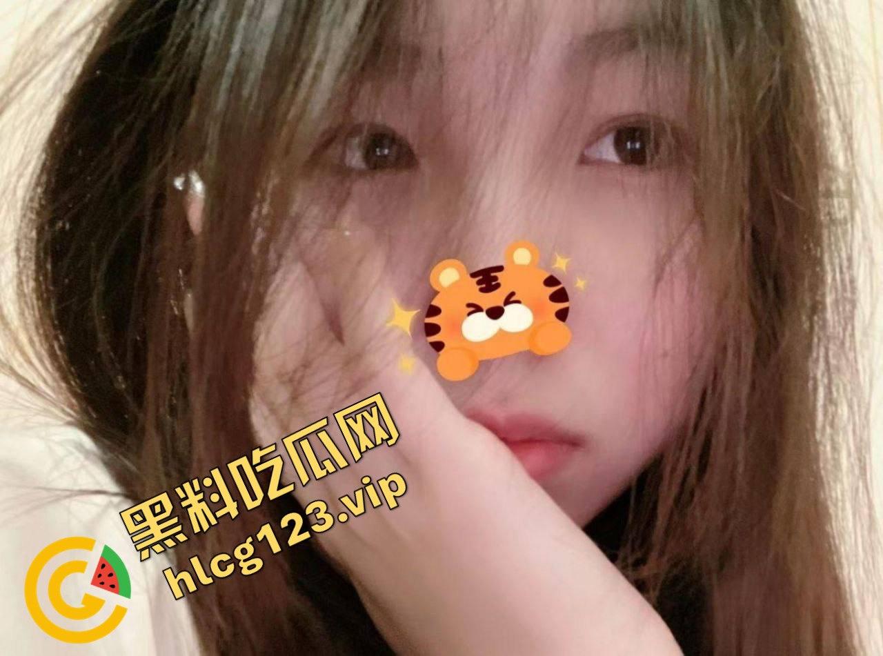 武汉会计学院20岁学生妹蜜桃臀摆拍自慰！粉嫩小骚逼让人欲罢不能！  第2张