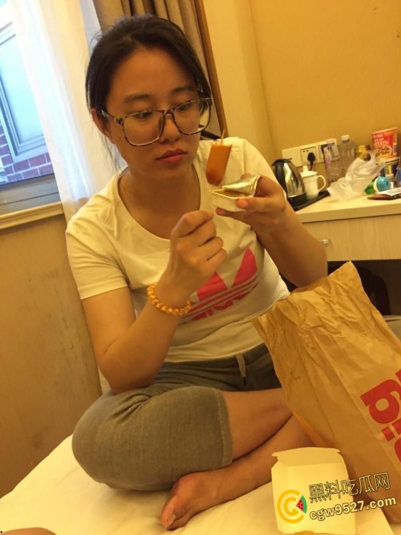 南昌第一中学【谭婷】，知识分子眼镜语文老师，平日里受人尊敬的人民教师，脱了裤子也是一条好母狗 ！  第1张