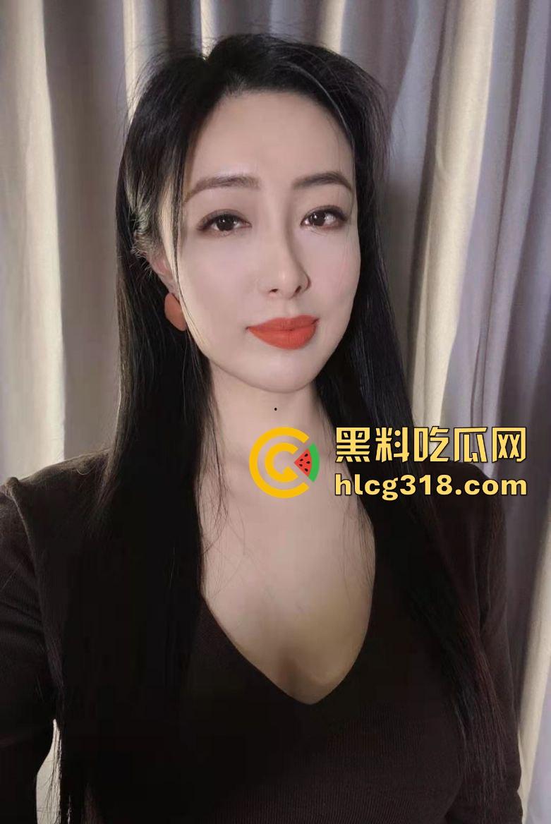 大爷宝刀未老开辟新赛道,虽然老屌略显疲态，但舌头风采依旧，埋头狂舔大妈老逼，淫水一泻千里！  第2张