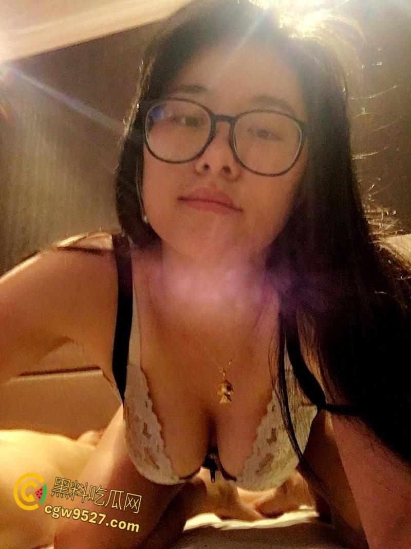 南昌第一中学【谭婷】，知识分子眼镜语文老师，平日里受人尊敬的人民教师，脱了裤子也是一条好母狗 ！  第5张