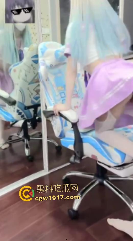 抖音小萝莉【白桃软糖】00后高中生裸舞，电竞椅翘臀扭坏椅子，厕所跳蛋塞逼撒尿，还有粉丝想花钱买尿喝！  第3张