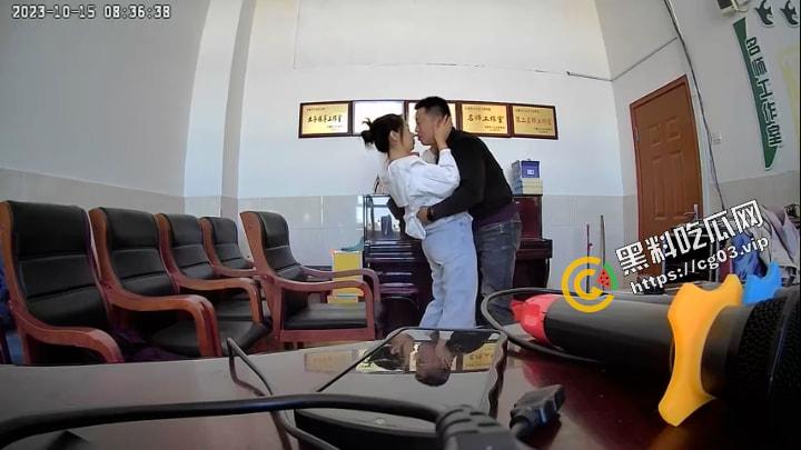 名师工作室吃奶门 7分钟完整视频！疑似小学校园会议室偷情忘关摄像头 名师工作室白衣女子忘情呻吟  第2张