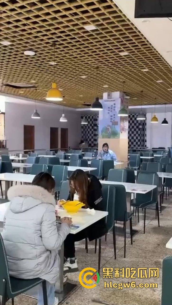山东大学离谱实录 学姐天冷懒得野战，直接食堂里开草，学姐羽绒服遮挡现场摇动，学弟学妹边吃饭边看真人秀！  第2张