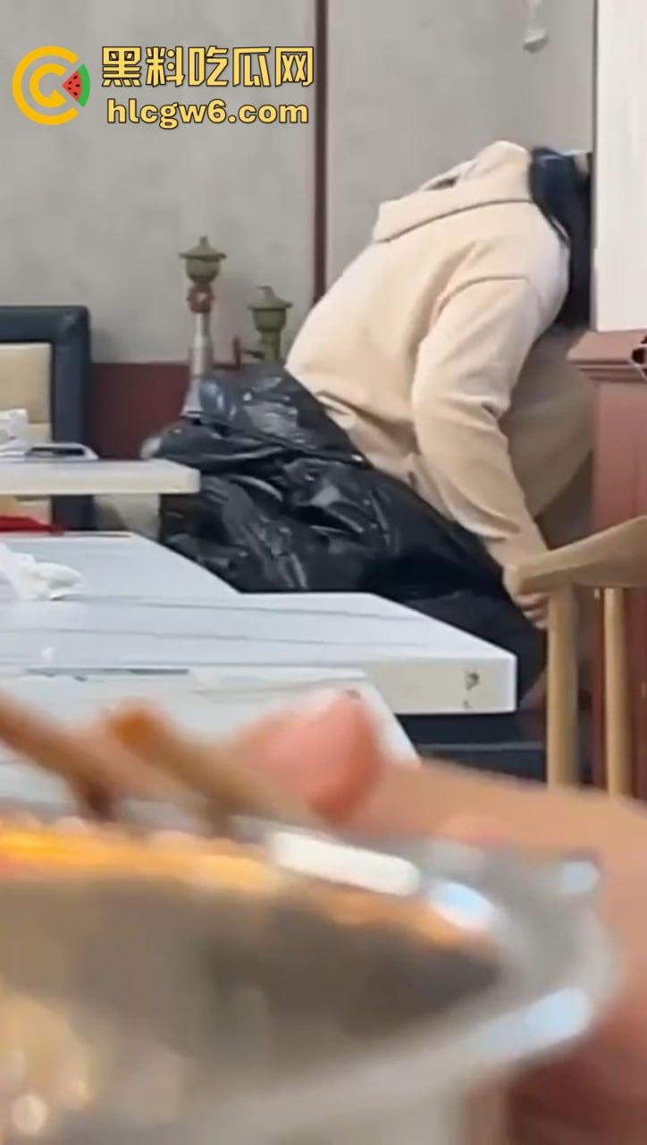 山东大学离谱实录 学姐天冷懒得野战，直接食堂里开草，学姐羽绒服遮挡现场摇动，学弟学妹边吃饭边看真人秀！  第3张