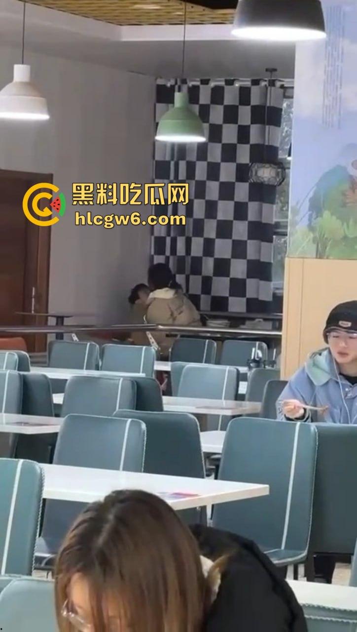 山东大学离谱实录 学姐天冷懒得野战，直接食堂里开草，学姐羽绒服遮挡现场摇动，学弟学妹边吃饭边看真人秀！  第4张