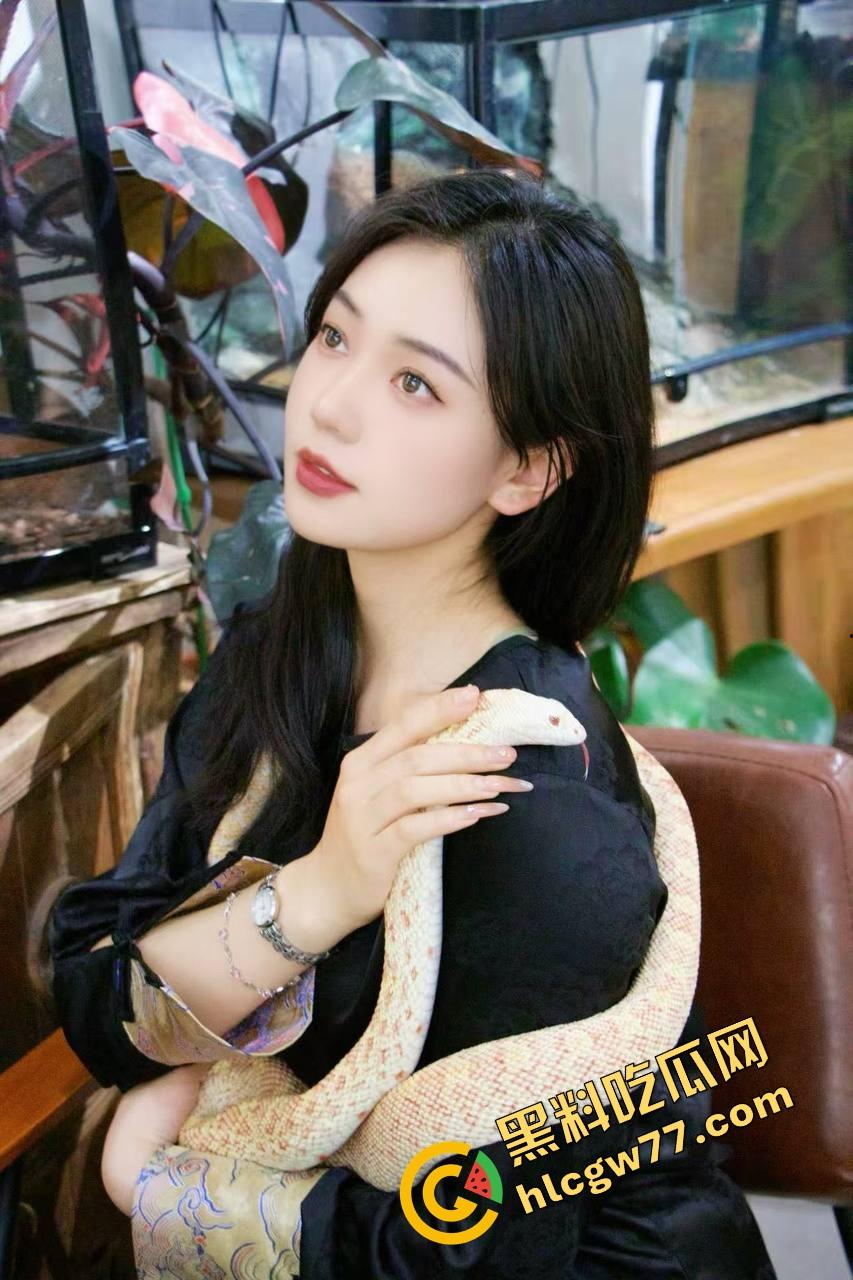 监控破解流出，一位职场母亲打发女儿出门后 拿出了一个专业炮机看着视频猛插骚穴！  第1张