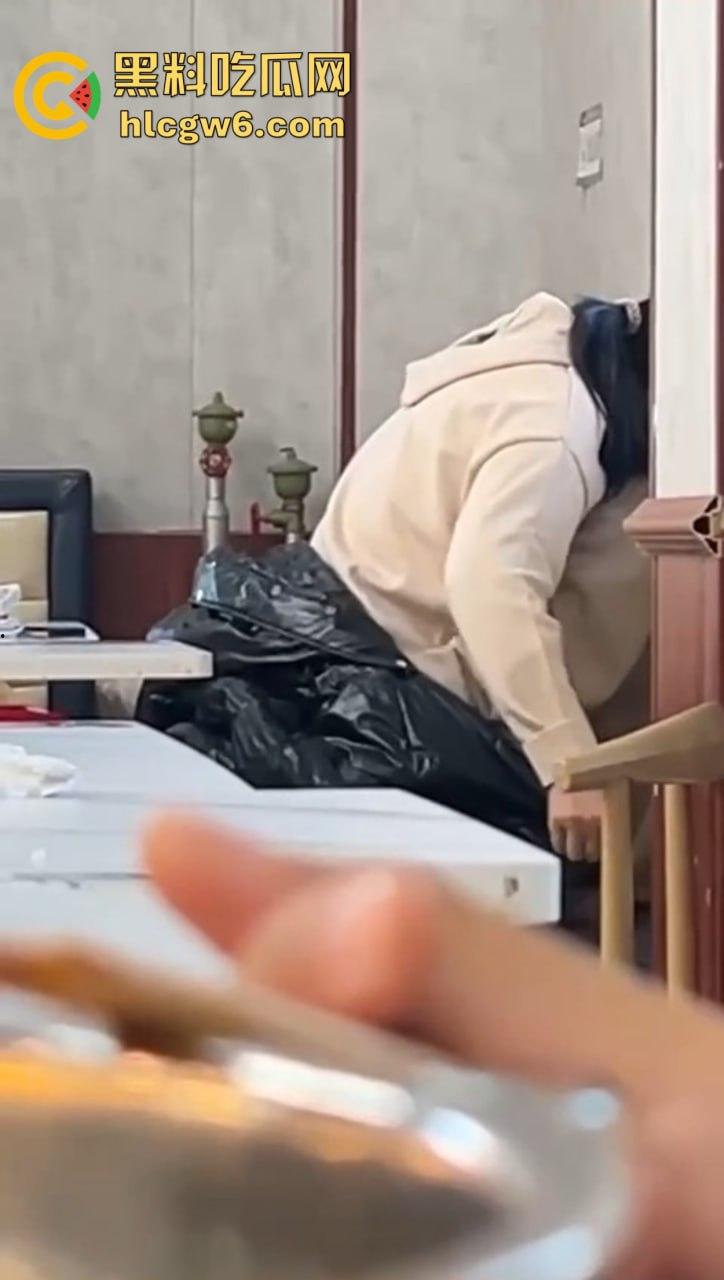 山东大学离谱实录 学姐天冷懒得野战，直接食堂里开草，学姐羽绒服遮挡现场摇动，学弟学妹边吃饭边看真人秀！  第5张