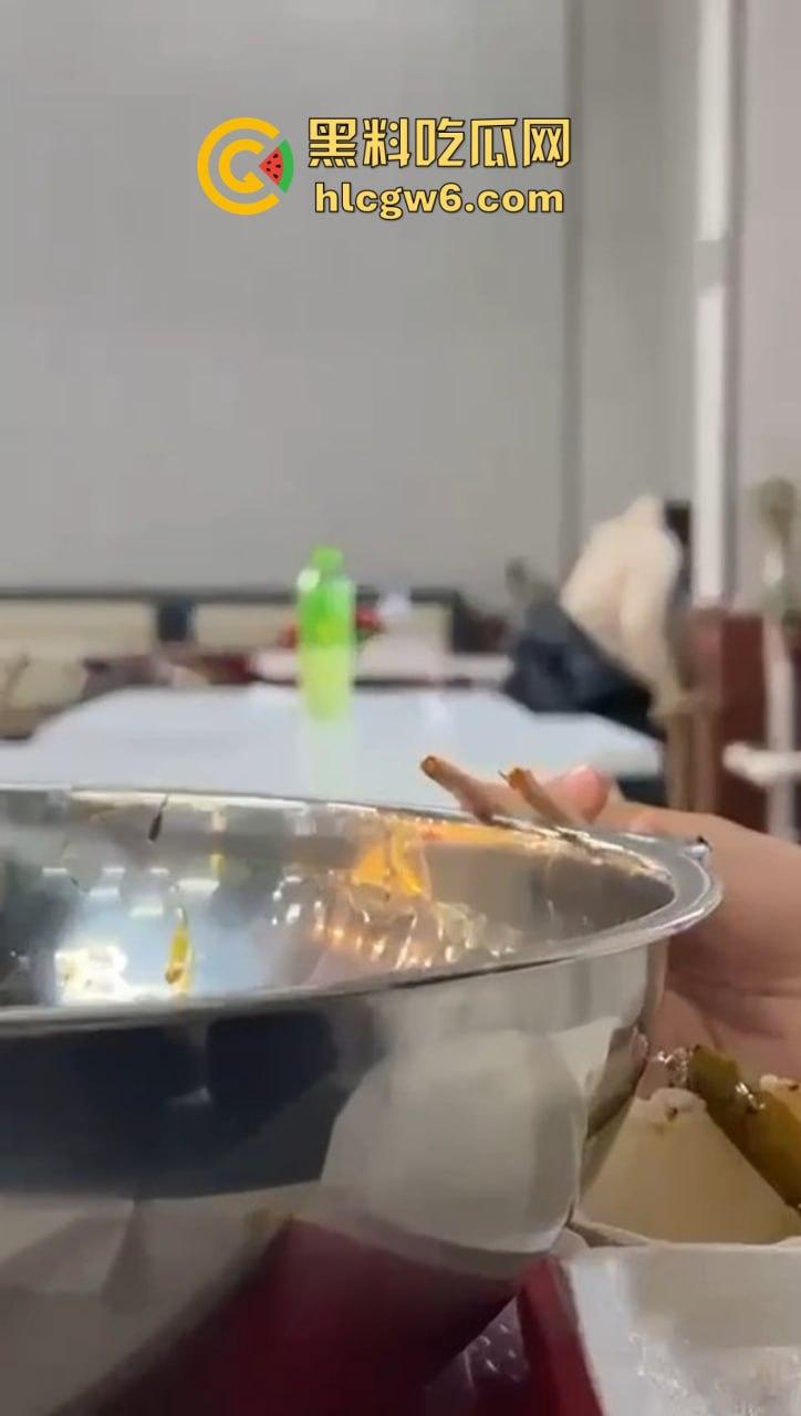 山东大学离谱实录 学姐天冷懒得野战，直接食堂里开草，学姐羽绒服遮挡现场摇动，学弟学妹边吃饭边看真人秀！  第6张