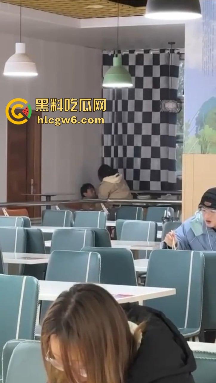 山东大学离谱实录 学姐天冷懒得野战，直接食堂里开草，学姐羽绒服遮挡现场摇动，学弟学妹边吃饭边看真人秀！  第7张