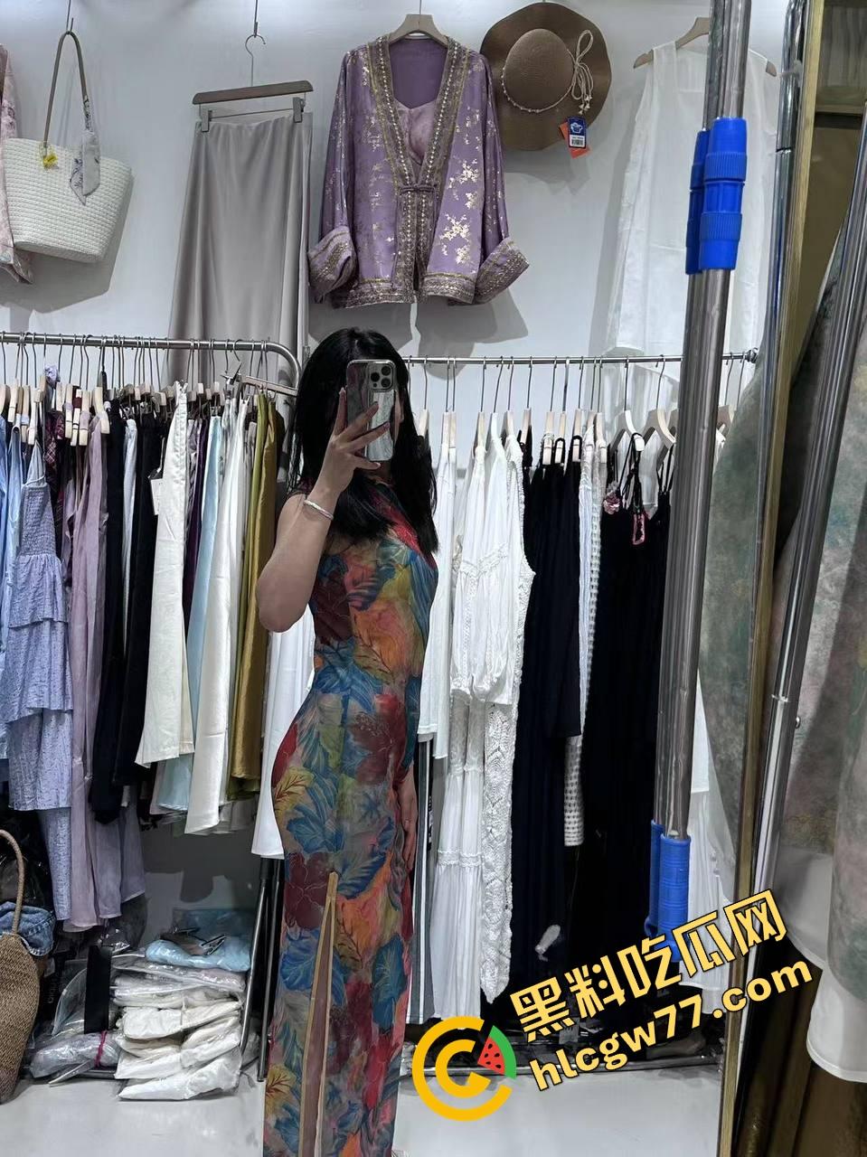 监控破解流出，一位职场母亲打发女儿出门后 拿出了一个专业炮机看着视频猛插骚穴！  第3张