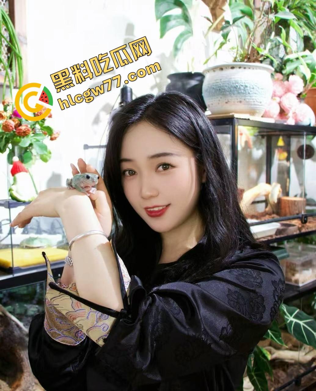 监控破解流出，一位职场母亲打发女儿出门后 拿出了一个专业炮机看着视频猛插骚穴！  第5张