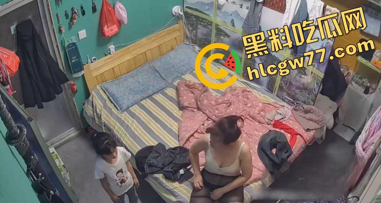 监控破解流出，一位职场母亲打发女儿出门后 拿出了一个专业炮机看着视频猛插骚穴！  第6张