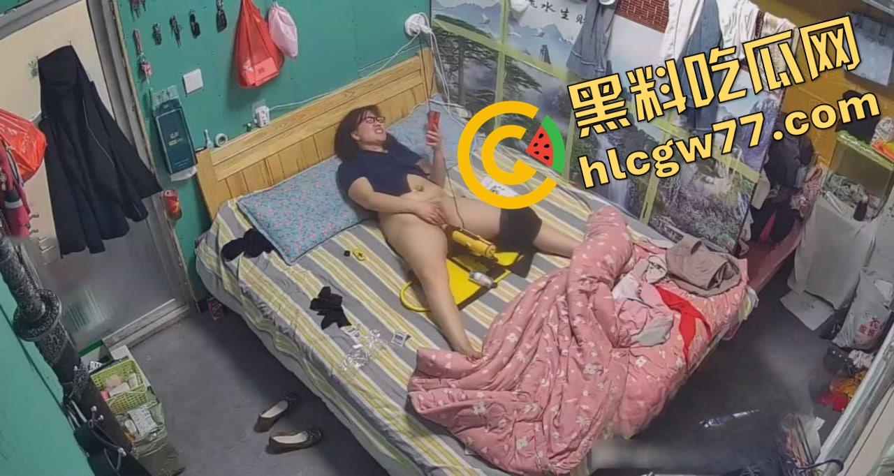 监控破解流出，一位职场母亲打发女儿出门后 拿出了一个专业炮机看着视频猛插骚穴！  第7张