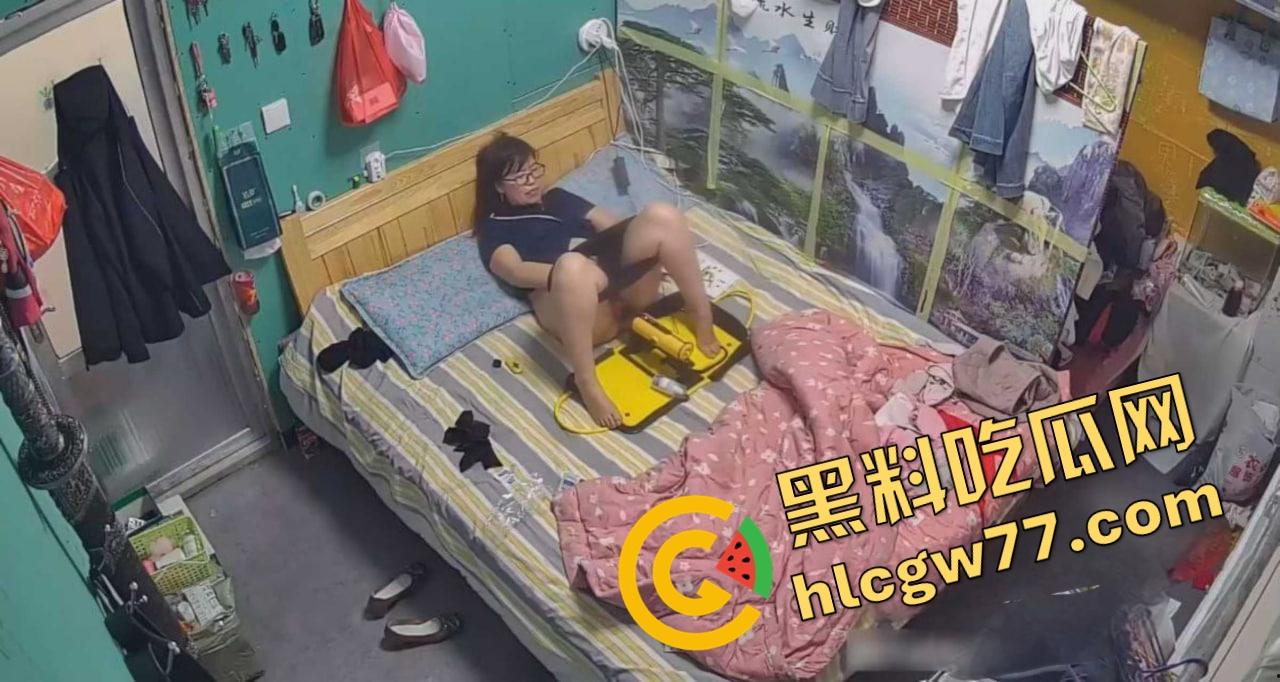 监控破解流出，一位职场母亲打发女儿出门后 拿出了一个专业炮机看着视频猛插骚穴！  第9张