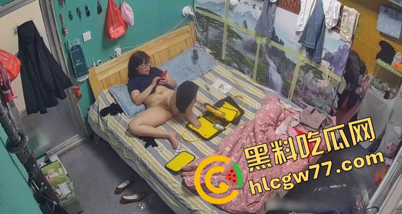 监控破解流出，一位职场母亲打发女儿出门后 拿出了一个专业炮机看着视频猛插骚穴！  第10张