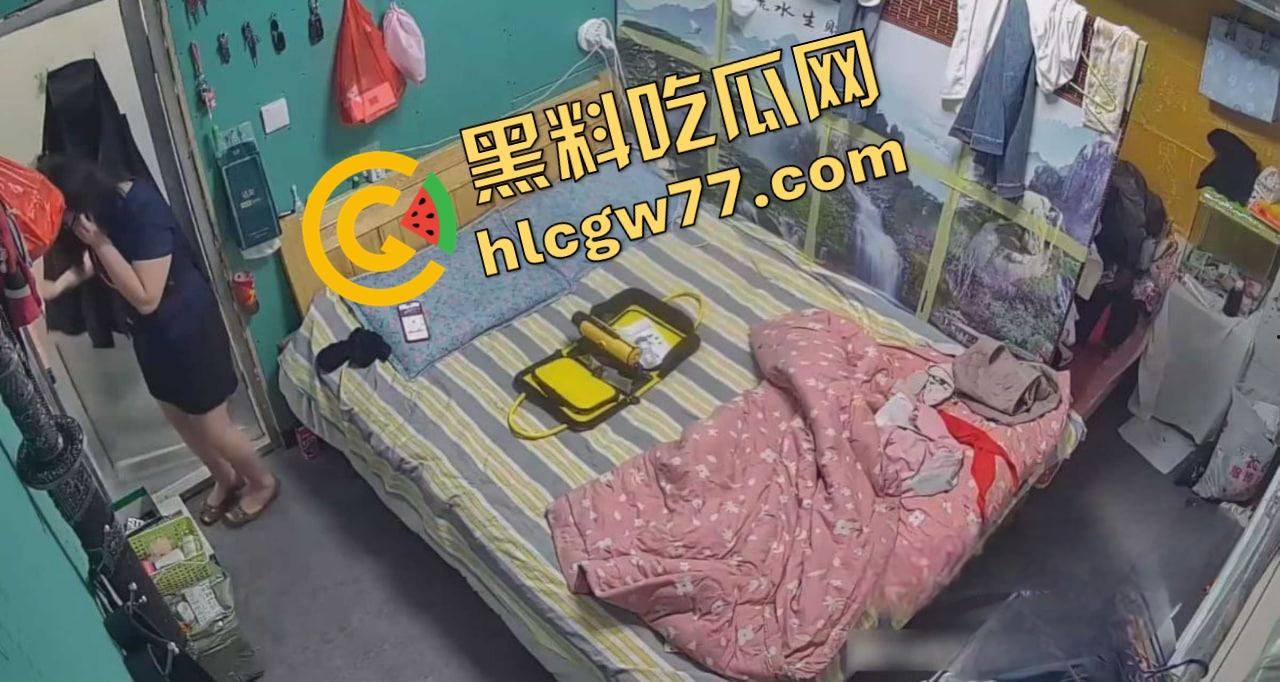 监控破解流出，一位职场母亲打发女儿出门后 拿出了一个专业炮机看着视频猛插骚穴！  第11张