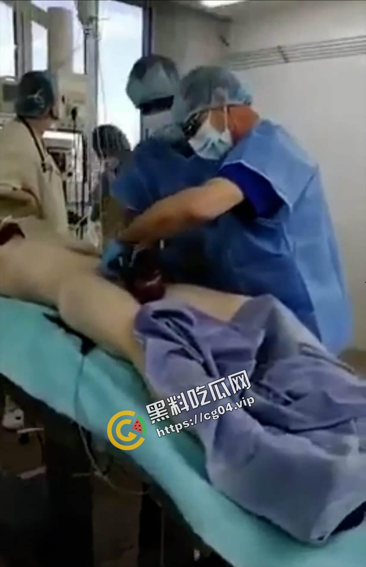 玩的花不是叫你玩命!w外国男子阳具被锁肿成大蒜一样 医生都束手无策  第3张